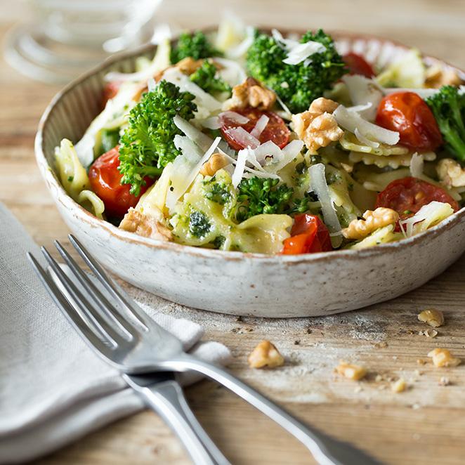 Rezeptbild: Farfalle mit grünem Pesto, Kirschtomaten und Brokkoli