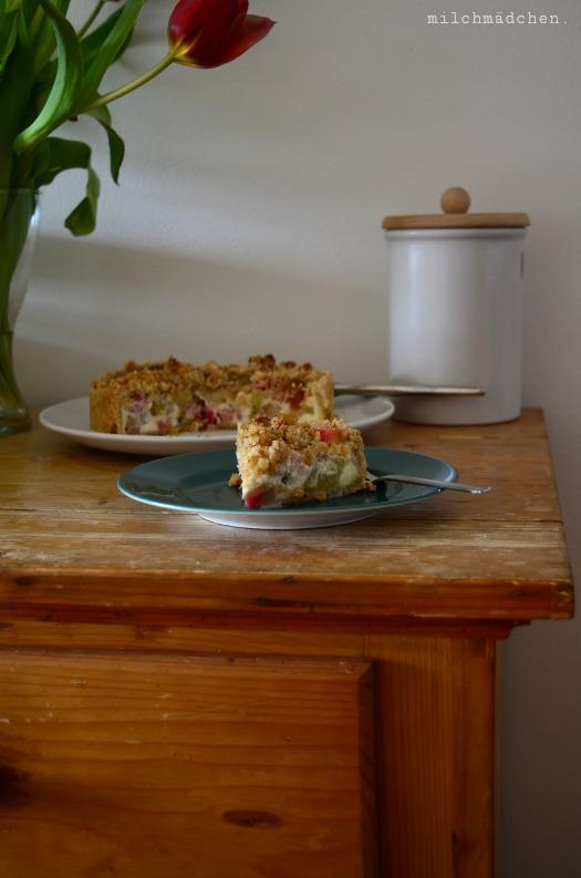 Rezeptbild: Rhabarbertarte mit Cremefüllung und Streuseln
