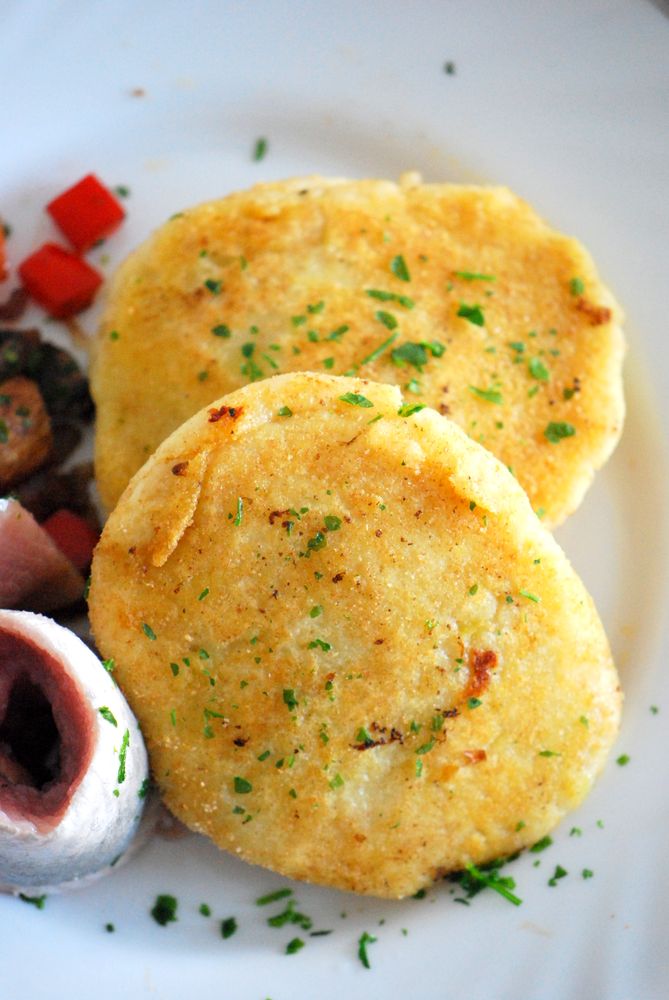 Rezeptbild: Kartoffeltaler mit Champignon-Füllung & Matjes