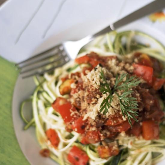 Rezeptbild: Zucchini-Pasta mit Paprika-Sauce und Walnuss-Parmesan