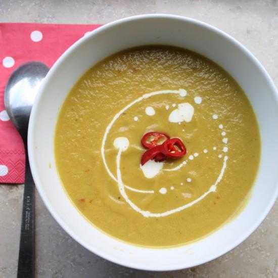 Rezeptbild: Sommerliche Paprika-Avocado-Suppe mit Chili und Weißwein