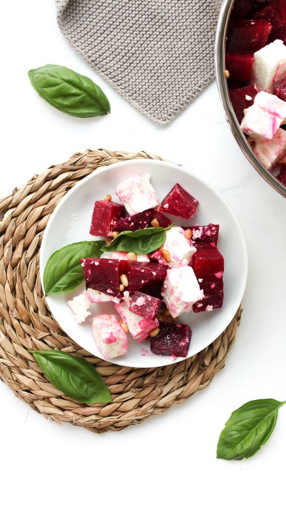 Rezeptbild: Rote Bete Feta Salat mit Pinienkernen – gesund