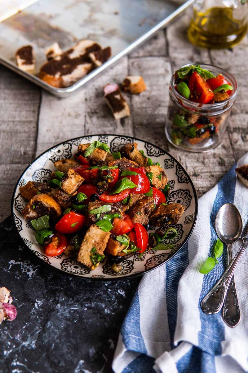 Rezeptbild: Italienischer Brotsalat mit Tomaten, Oliven & Basilikum