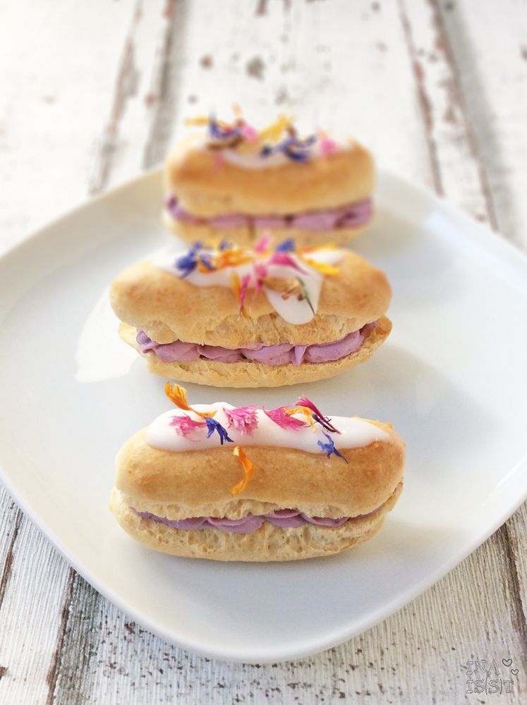 Rezeptbild: Eclairs mit Heidelbeercreme und getrockneten Blüten 