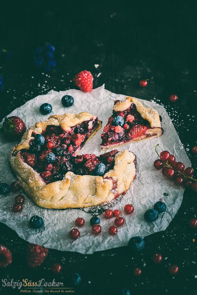 Rezeptbild: LECKERE BEEREN-GALETTES MIT MARZIPAN