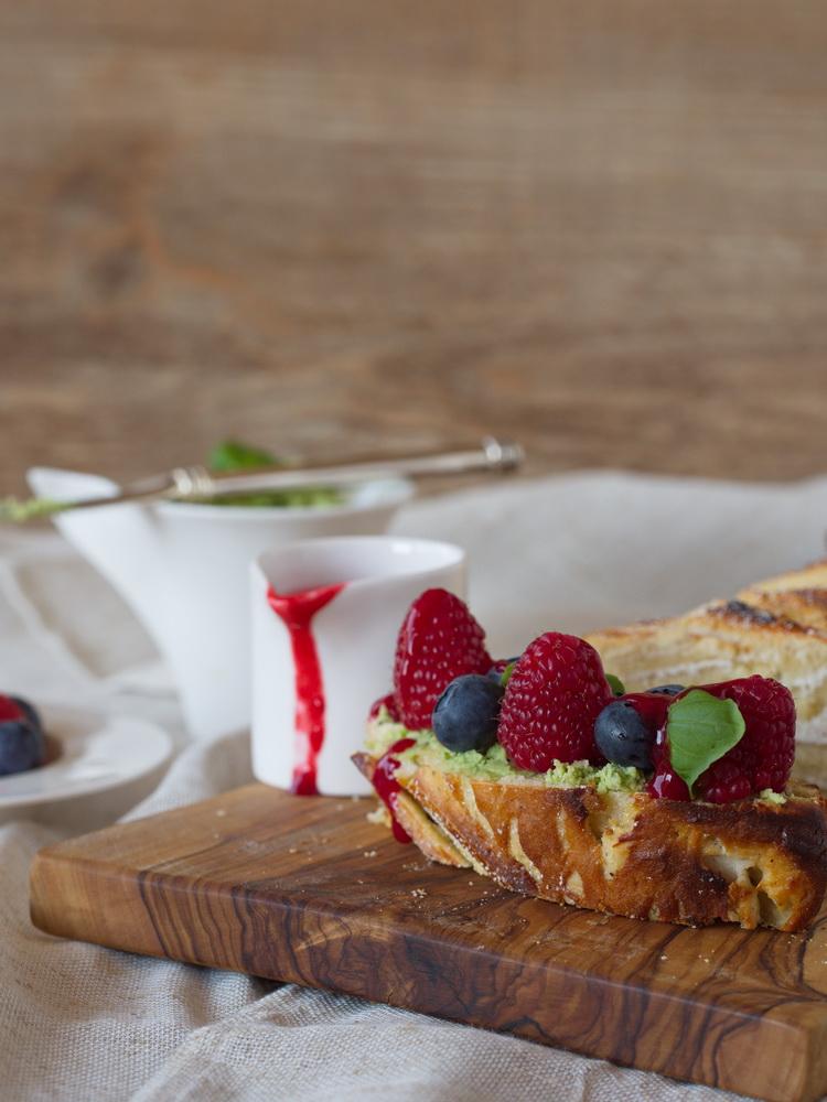 Rezeptbild: Hefezopf mit süßer Basilikum-Butter, Himbeer-Soße und Beeren