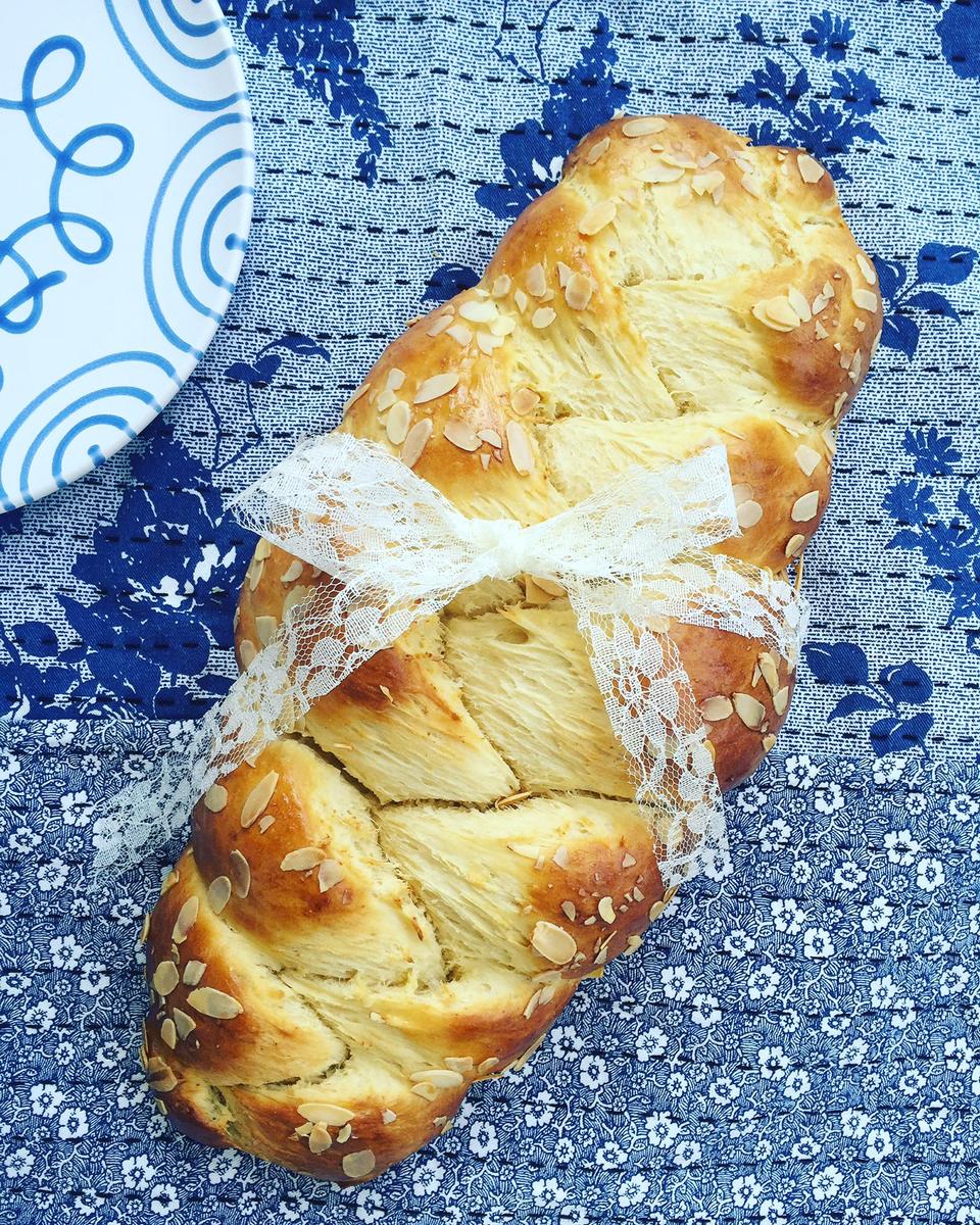 Rezeptbild: Hefezopf mit Mandeln