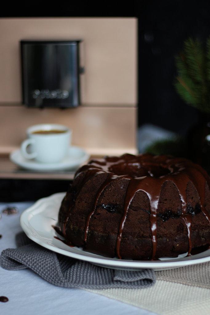 Rezeptbild: Preiselbeer Gugelhupf mit Espresso und einer Schokoladenglasur