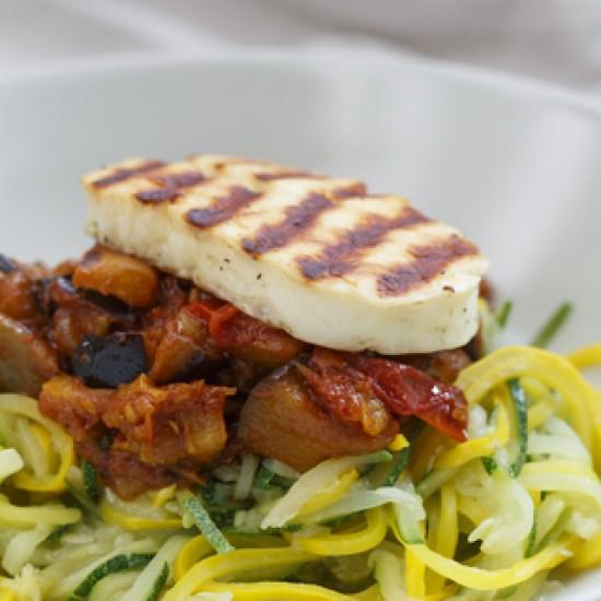 Rezeptbild: Zucchinispaghetti mit Auberginen-Tomaten-Sauce und Halloumi
