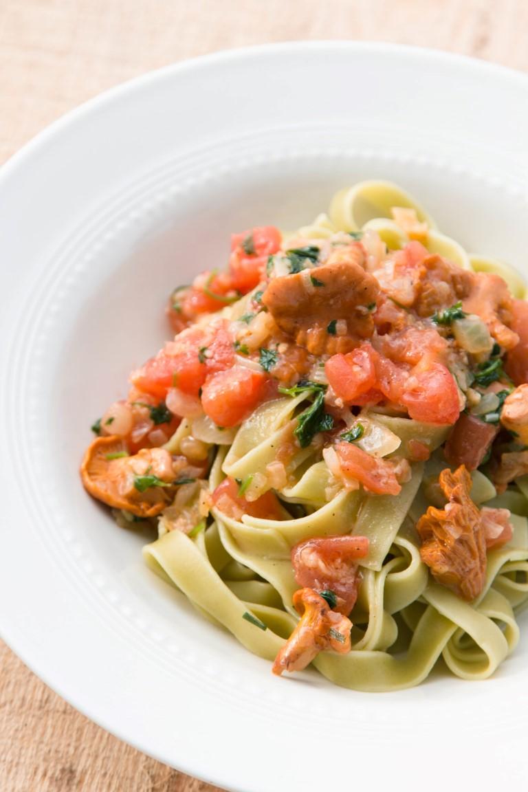 Rezeptbild: TAGLIATELLE MIT PFIFFERLINGEN UND TOMATEN