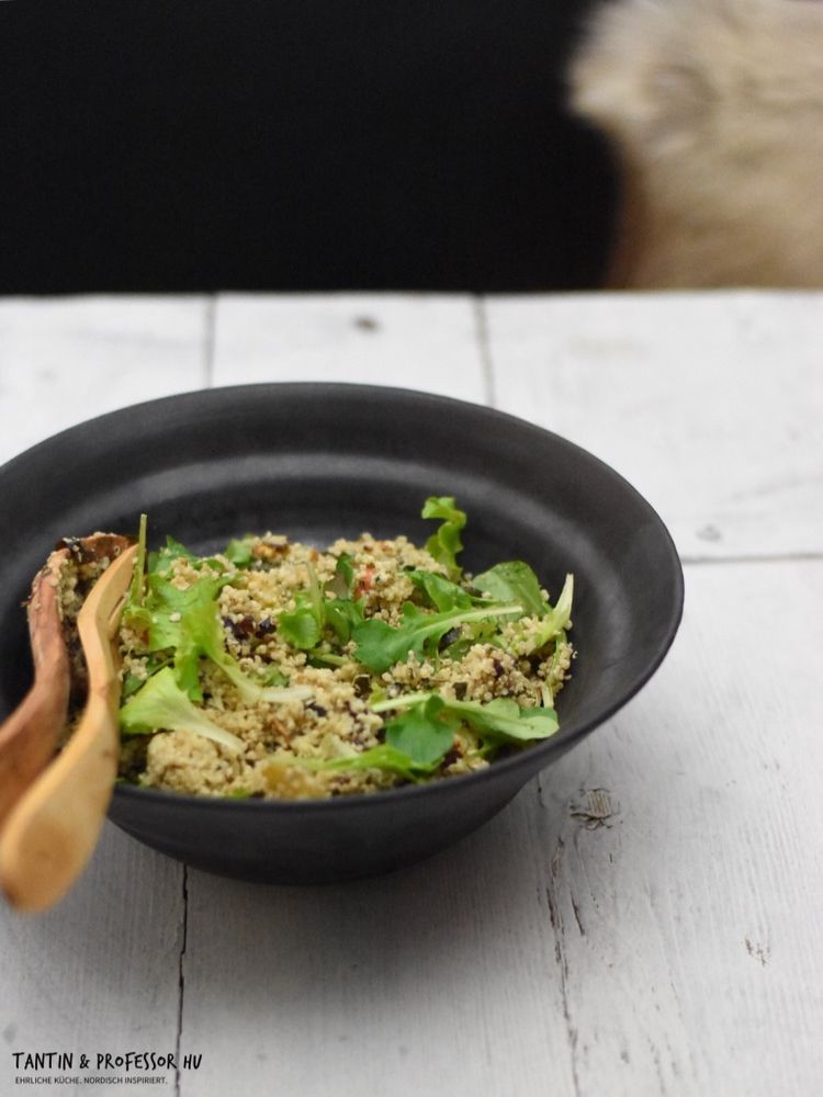 Rezeptbild: VEGANER QUINOA-SALAT MIT OFENGEMÜSE & DATTELN