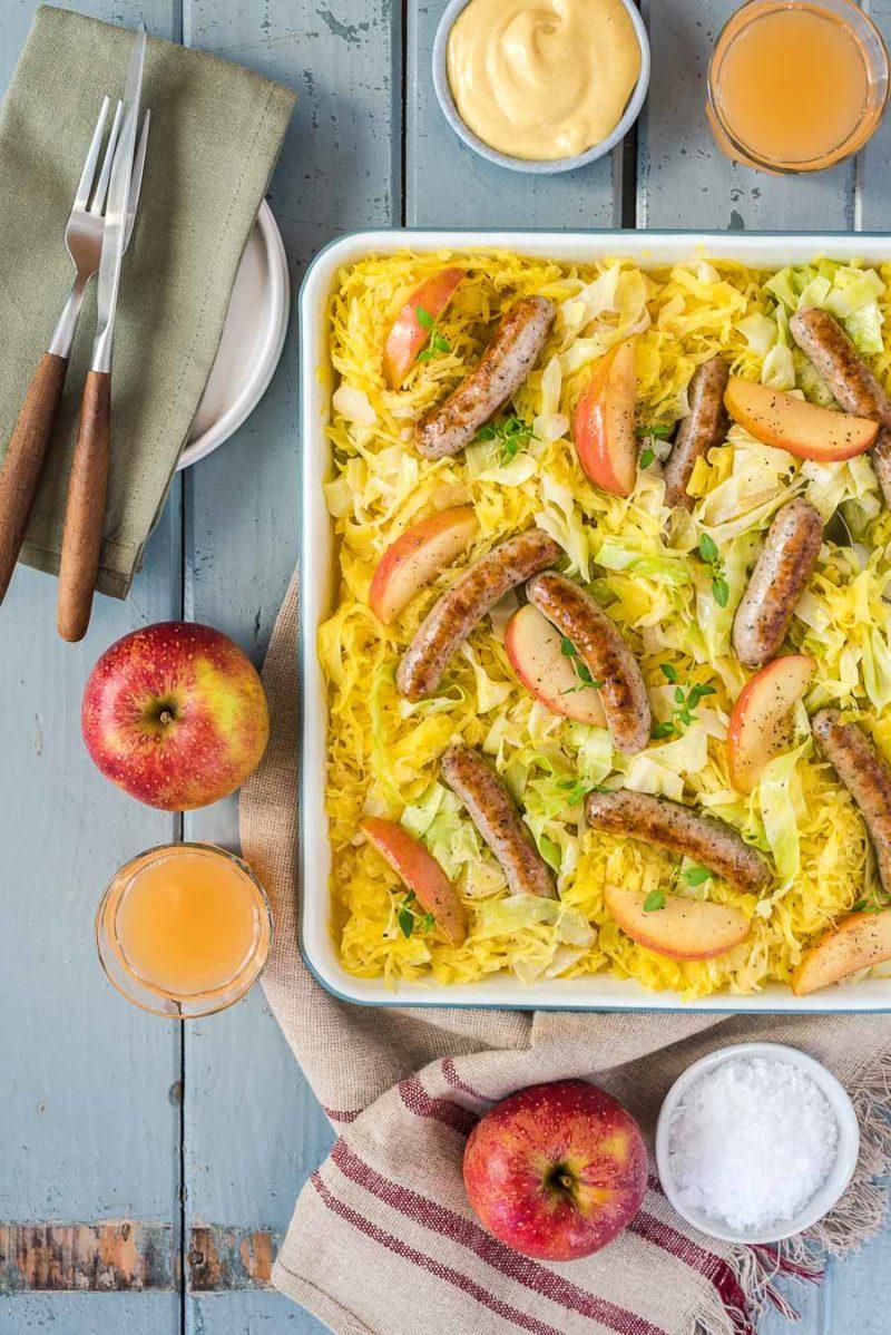 Rezeptbild: Sauerkraut und Nürnberger vom Blech