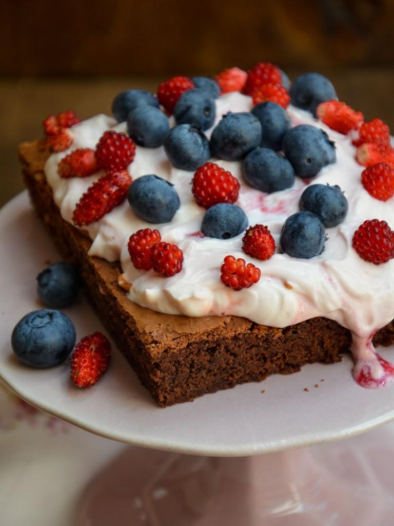 Rezeptbild: Brownies mit Topfen-Erdbeer-Baiser-Creme und Beeren