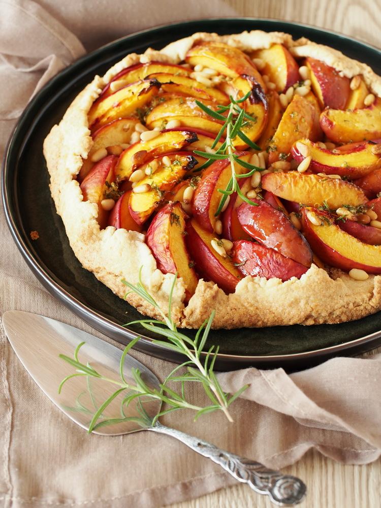 Rezeptbild: Nektarinen-Pinien-Galette mit Rosmarin-Sirup