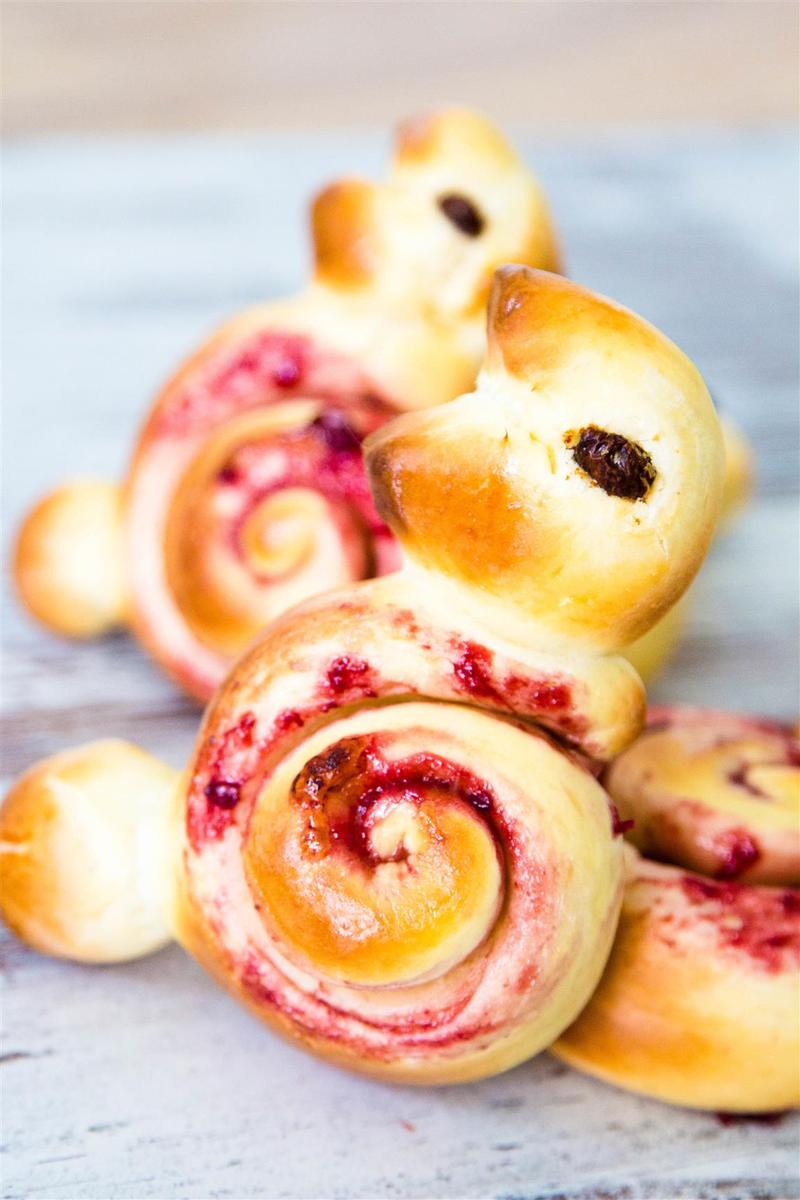 Rezeptbild: OSTERHASEN AUS HEFETEIG