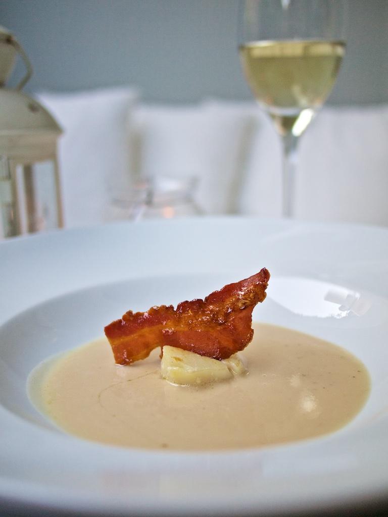 Rezeptbild: Weiße Bohnensuppe mit Jakobsmuscheln und karamellisiertem Speck