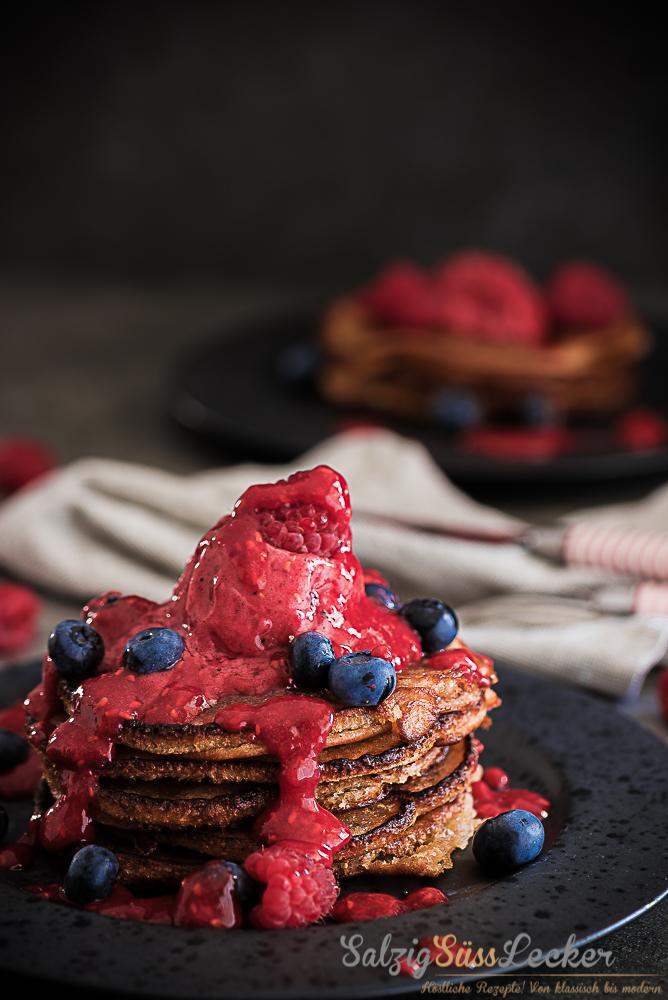 Rezeptbild: DINKEL-PANCAKES MIT HIMBEER-NICECREAM — ALLES VEGAN 