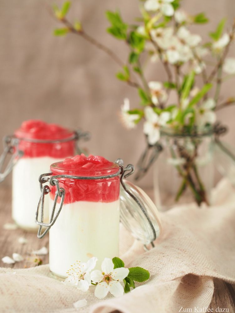 Rezeptbild: Quark-Mousse mit Rhabarber-Kompott