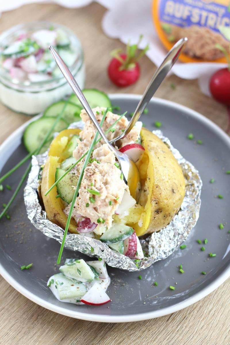 Rezeptbild: Kumpir mit Gurken-Radieschen-Dip und Pulled Chicken Topping