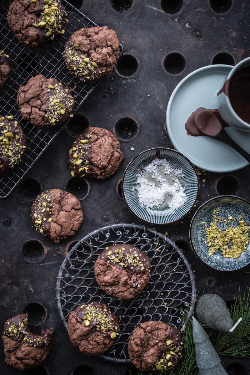 Rezeptbild: SCHOKO BROWNIE COOKIES MIT TONKABOHNE, PISTAZIEN UND FLEUR DE SEL