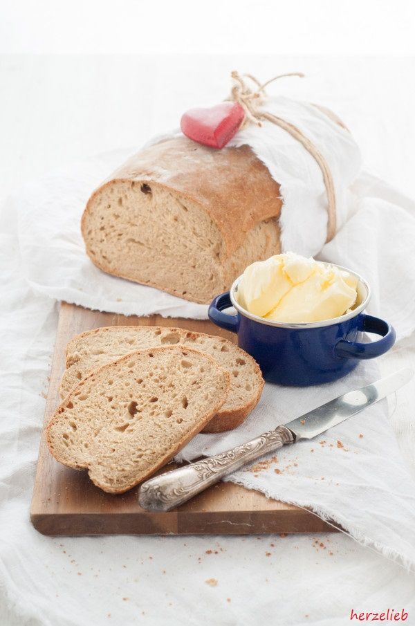 Rezeptbild: Schwarzbierbrot mit selbstgemachter Butter