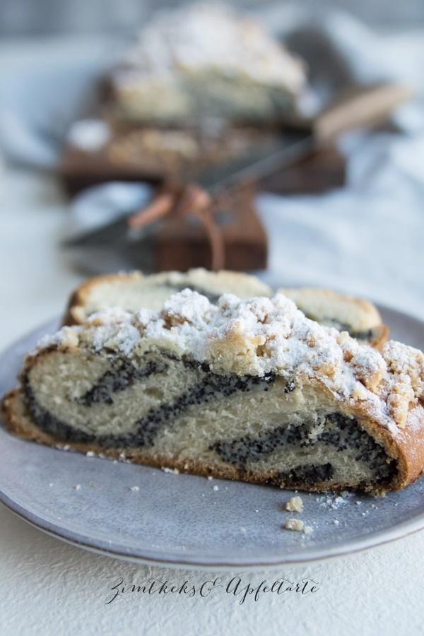 Rezeptbild: Mohnstriezel mit Streuseln