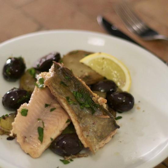 Rezeptbild: Saibling mit Oliven und Kartoffeln