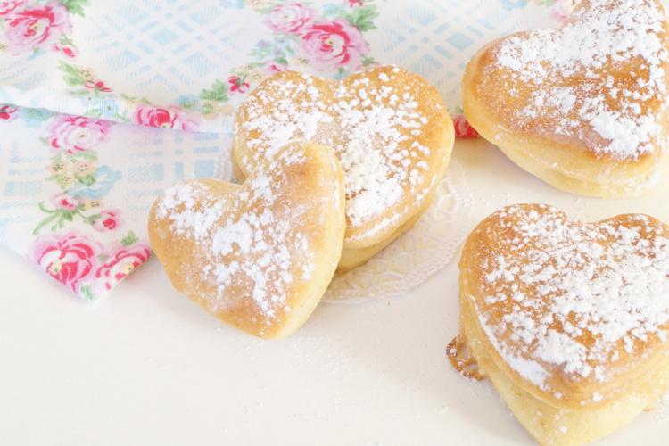 Rezeptbild: Hefeteig Herzen mit weißer Schokolade 