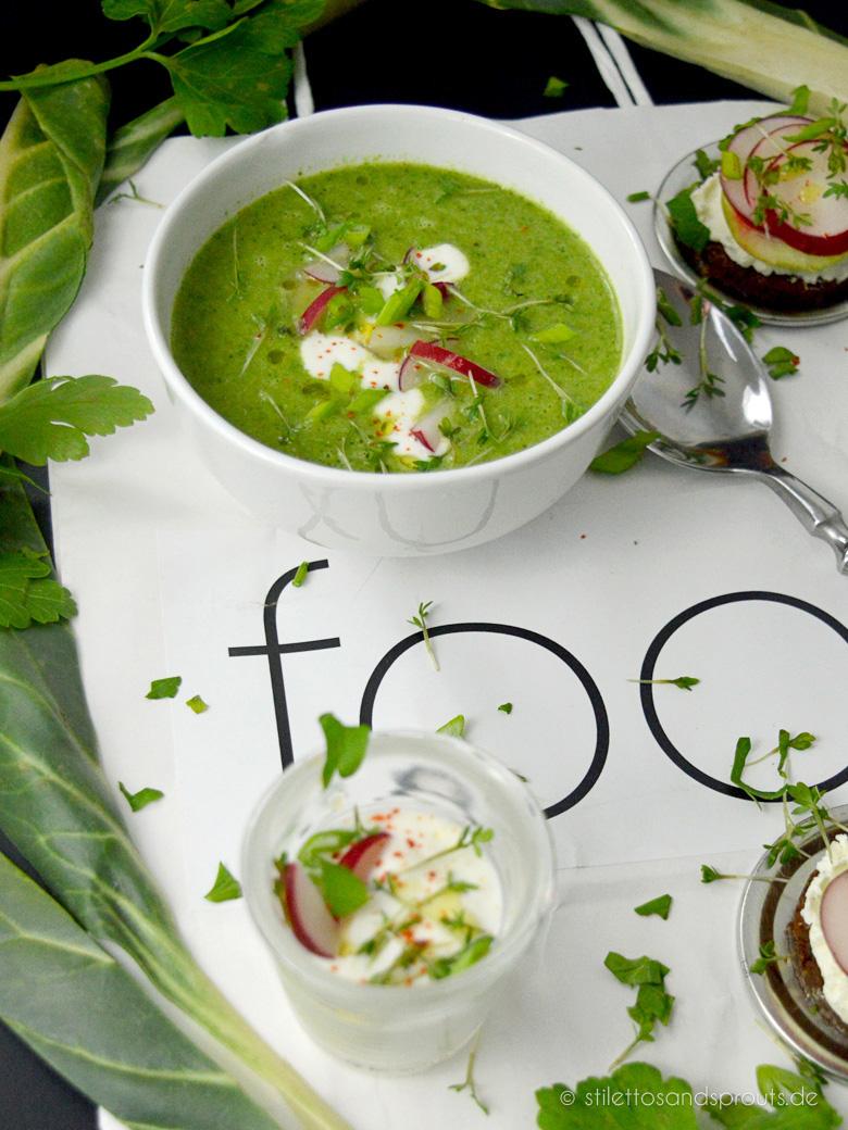 Rezeptbild: Green Soup: Broccolisuppe mit Mangold und Zitronen-Knoblauch-Joghurt