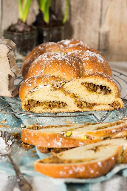 Rezeptbild: Hefezopf alias Osterkranz mit Pistazien