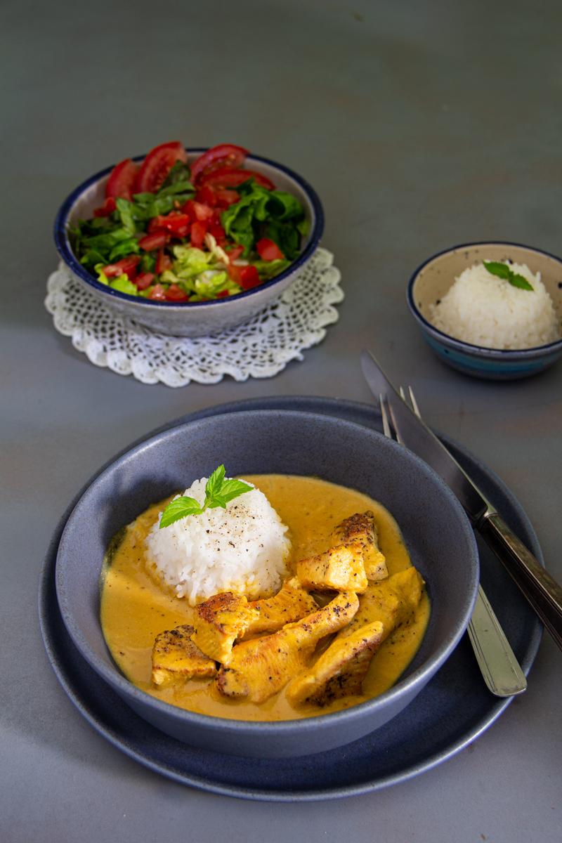 Rezeptbild: Pute mit Erdnusssauce, Reis und Salat