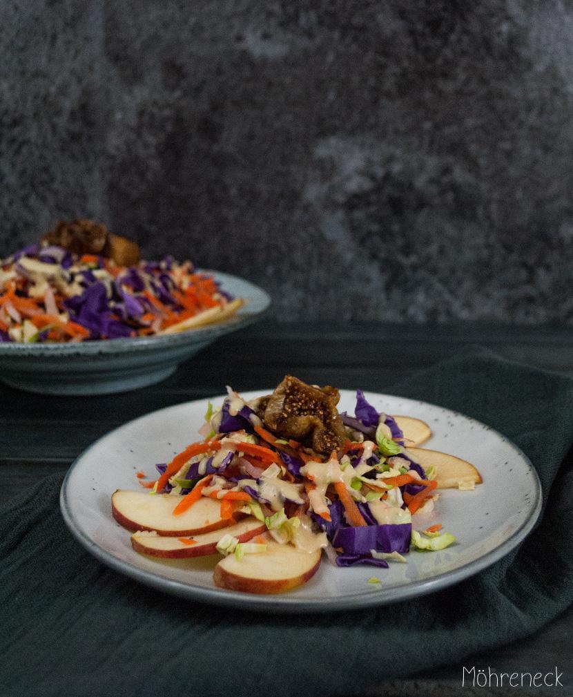 Rezeptbild: bunter Rohkostsalat mit gegrillten Feigen und Orangen-Tahini-Dressing