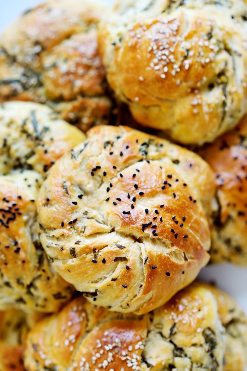 Rezeptbild: Hefeknoten mit Bärlauch, Sesam und Schwarzkümmel