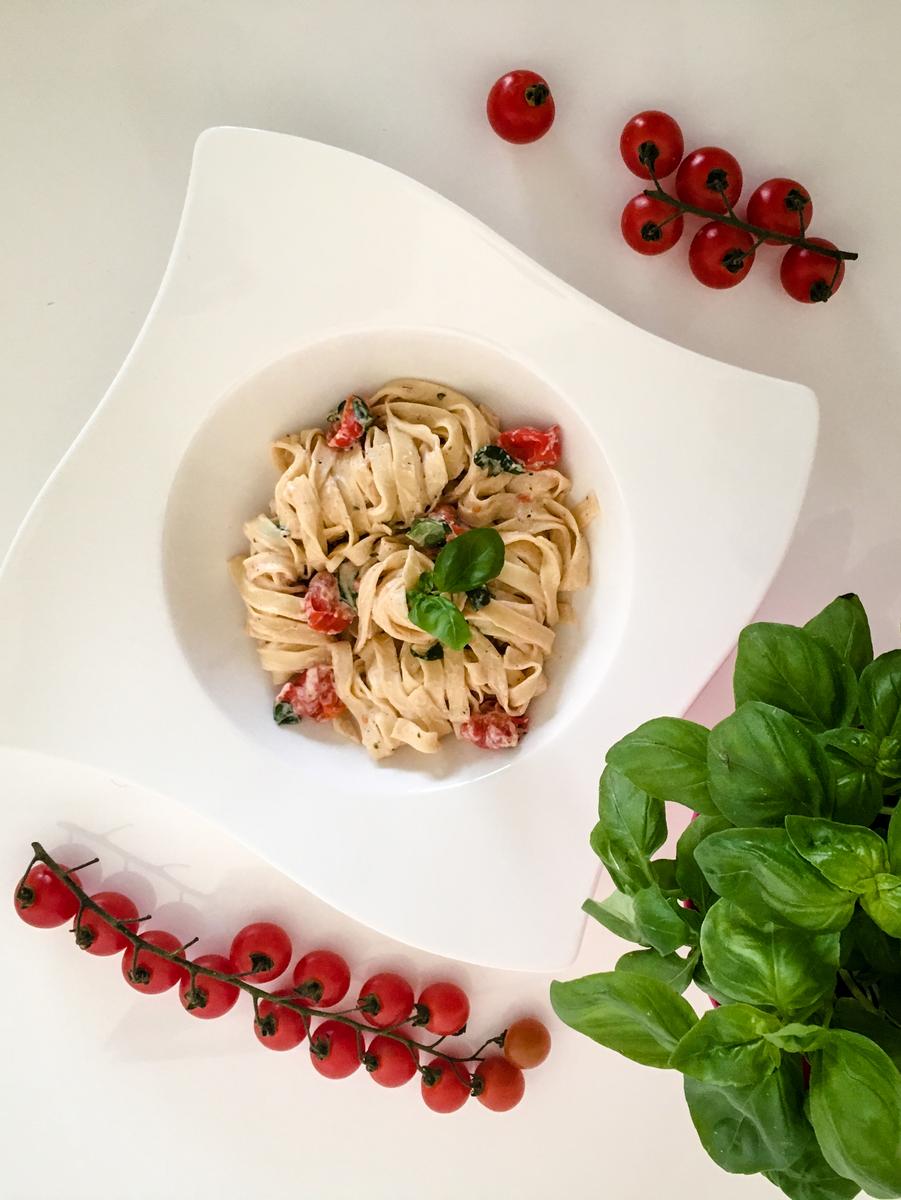 Rezeptbild: Selbstgemachte Tagliatelle mit Ricotta-Tomaten-Sauce