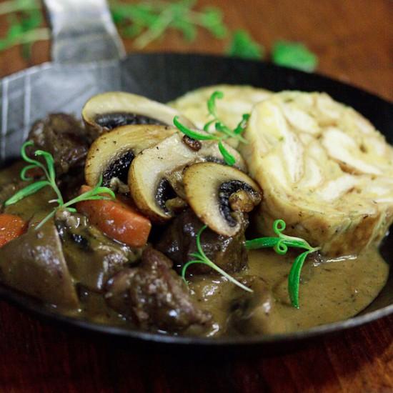 Rezeptbild: Ragout vom Feuchtwanger Damhirsch mit Semmelknödel