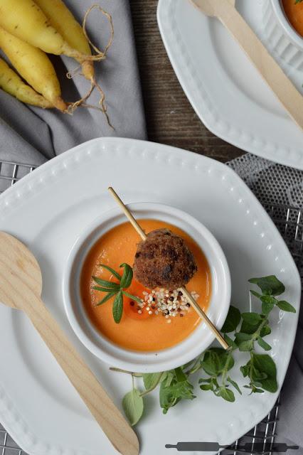Rezeptbild: Paprika Suppe mit Hackklöße