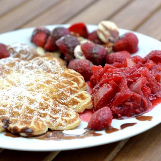 Rezeptbild: Joghurt-Waffeln mit Apfel-Himbeer-Kompott
