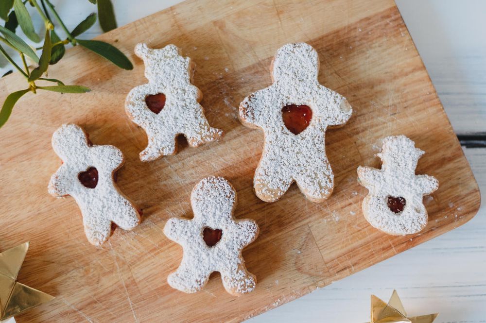Rezeptbild: MÄNNER MIT HERZEN / SPITZBUBEN MIT ERDBEERMARMELADE