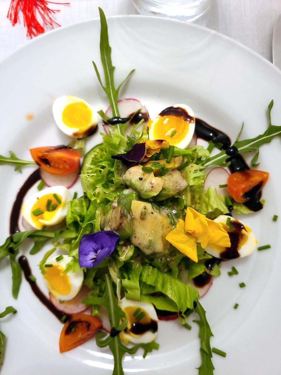 Rezeptbild: Schoener Salat mit essbaren Blumen und Sesam Dressing