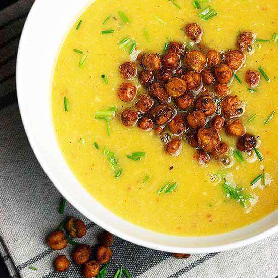 Rezeptbild: Kürbissuppe mit Gruyère und scharfen Kichererbsen