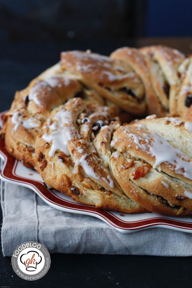 Rezeptbild: Weihnachtshefekranz mit Mandeln, Cranberries & Aprikosen