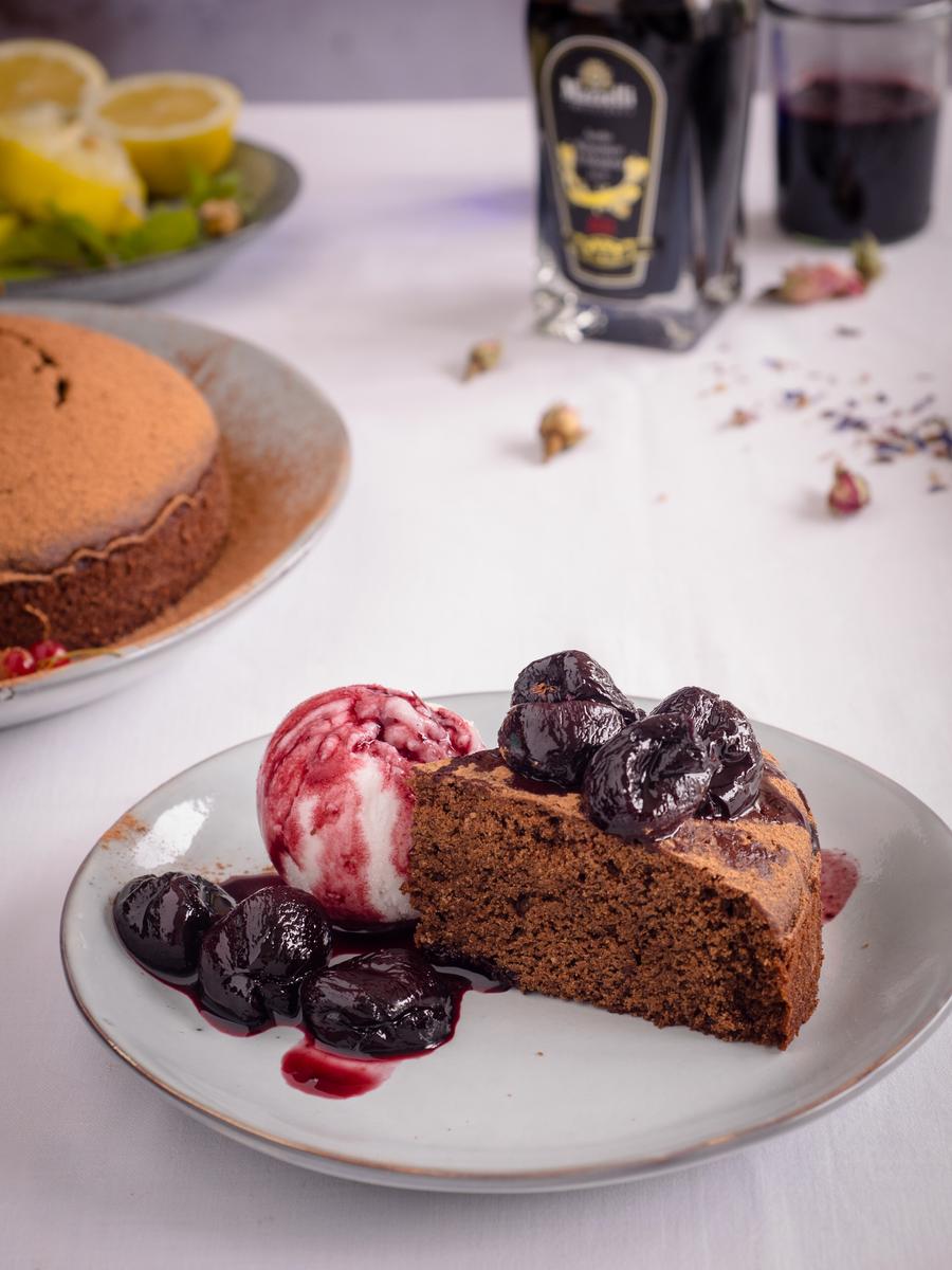 Rezeptbild: Scokoladiger Rotwein-Essigkuchen mit intensiven Balsamico Kirschen