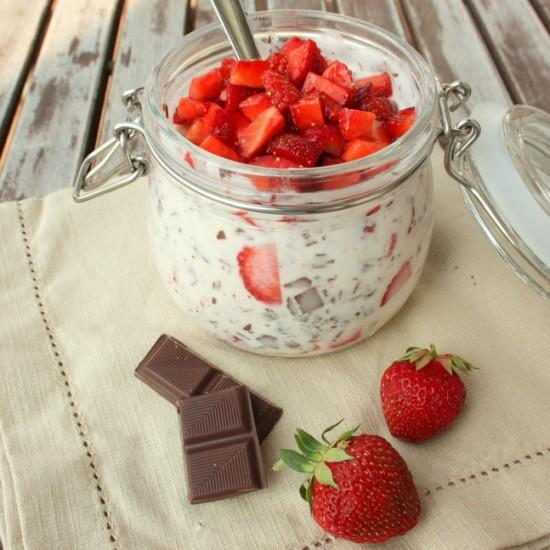 Rezeptbild: Erdbeer Stracciatella Joghurt
