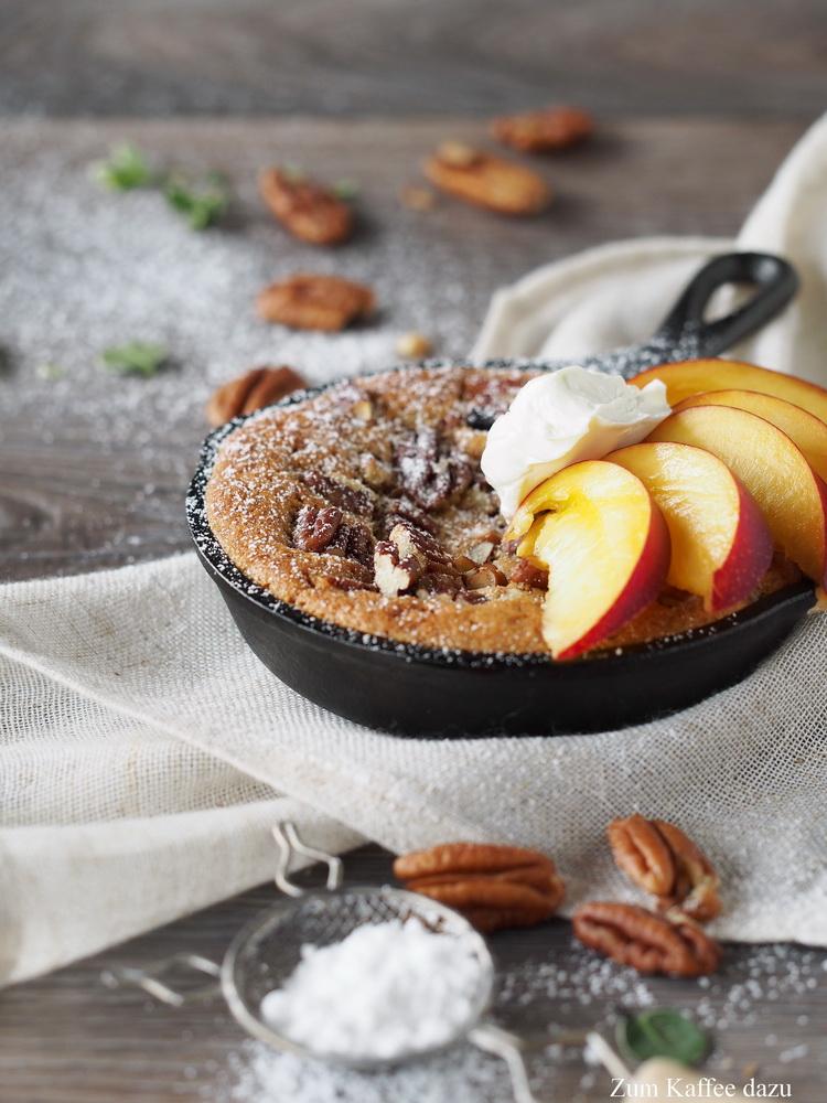 Rezeptbild: Warmer Cookies mit Pekannüssen und Nektarine