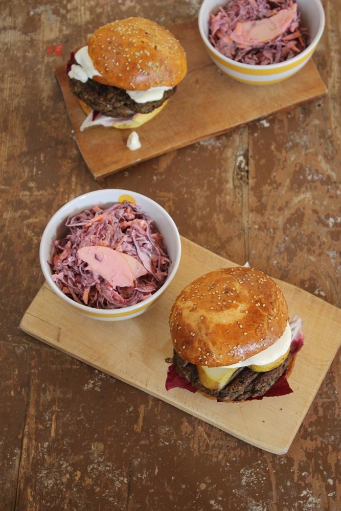 Rezeptbild: Walnuss-Pilz-Burger mit Birne, Radiccio und Gorgonzola im Brioche Burger Bun