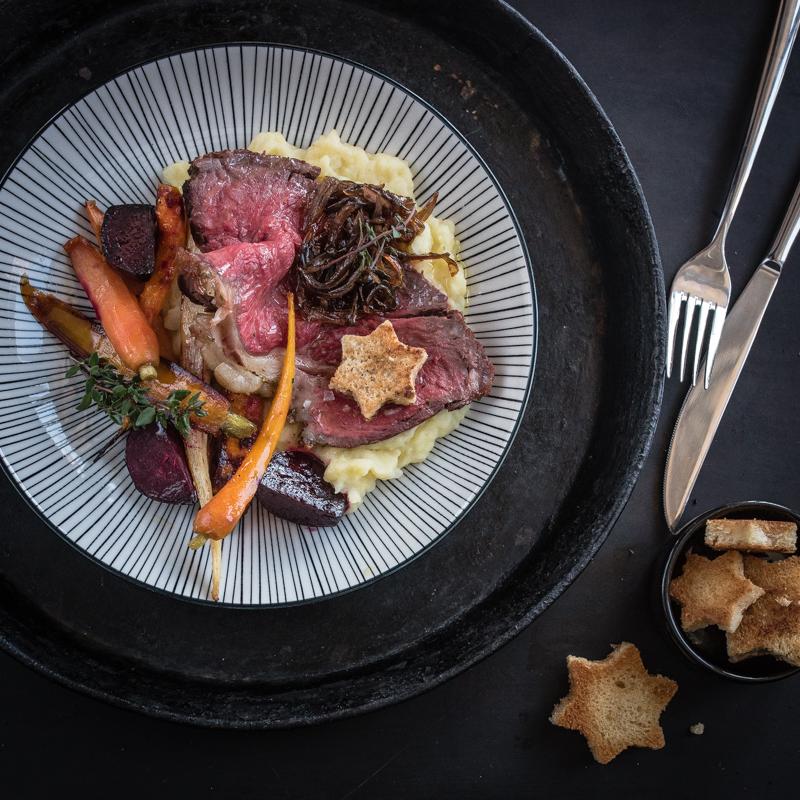 Rezeptbild: Roastbeef mit Knoblauch im Ofen gegart, geröstetes Wurzelgemüse, Kartoffel-Sellerie-Butterstampf, Balsamico-Schalotten