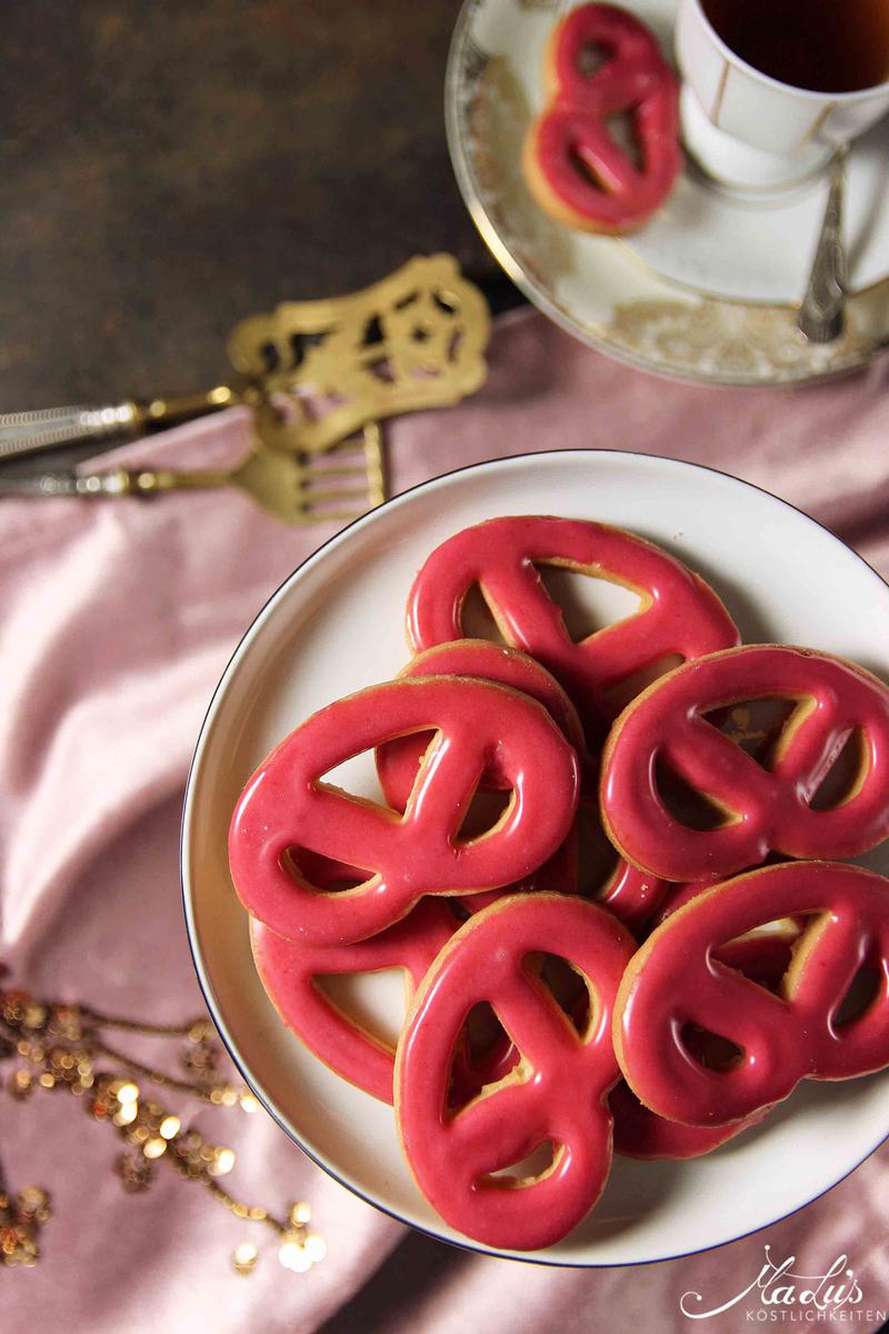 Rezeptbild: Zarte Brezelchen mit Himbeerzuckerguss