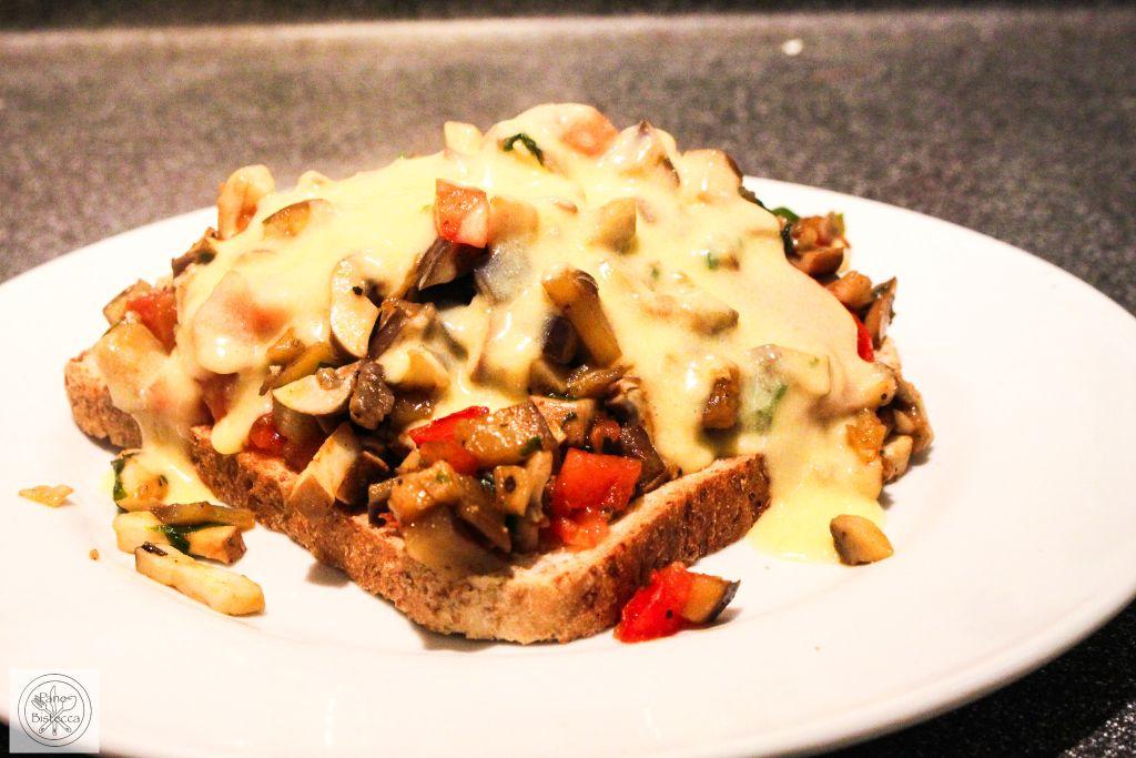 Rezeptbild: Pilz-Tomaten Brot mit Sauce Hollandaise
