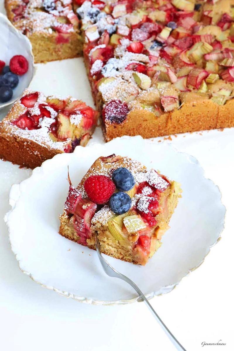 Rezeptbild: Rhabarber-Blechkuchen mit Nougat