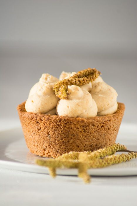 Rezeptbild: Haselnuss-Birnentartelettes mit Haselkätzchenkrokant